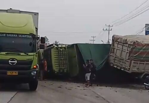 Truk Terguling di Jalan Raya Padang-Solok, Lalu Lintas Macet Panjang