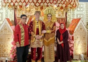28 Tahun Menetap di Inggris, Keluarga Pariaman Ini Pilih Gelar Resepsi Pernikahan Anak dengan Adat Minang di Padang