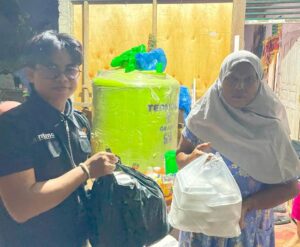 Relawan Terus Salurkan Makan Malam untuk Warga Korban Banjir di Padang